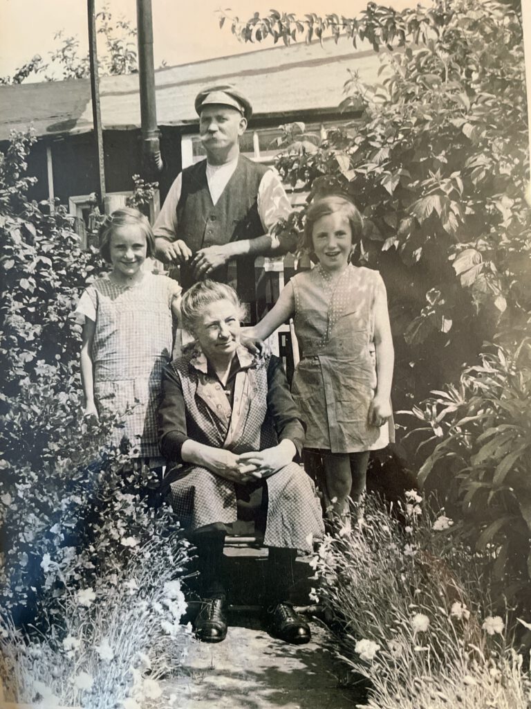 Altes antikes Familienfoto aus einer Kleingartenanlage